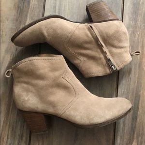 Land’s End sued ankle boots.